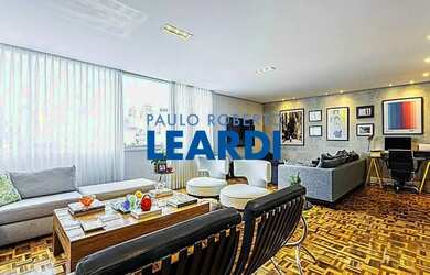 Imagem: O apartamento possui 3 Dormitórios, 5 Banheiros, 2 Vagas na