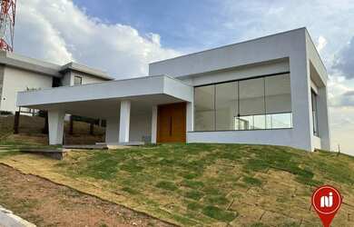 Imagem: A casa em condomínio possui 4 Dormitórios, 2 Banheiros, 2