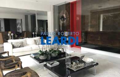 Imagem: A casa possui 3 Dormitórios, 5 Banheiros, 5 Vagas na garagem