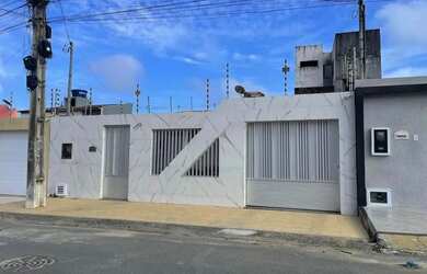 Imagem: A casa à venda possui 2 Dormitórios, 1 Banheiro, 1 Vaga na