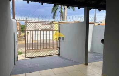 Imagem: A casa possui 2 Dormitórios, 1 Banheiro, 1 Vaga na garagem