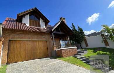 Imagem: A casa possui 3 Dormitórios, 3 Banheiros, 4 Vagas na garagem