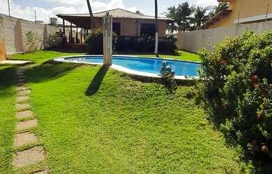 Imagem: A casa possui 4 Dormitórios, Acomodam 20 pessoas e 5 Vagas