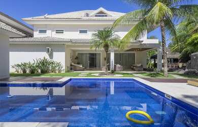 Imagem: A casa em condomínio possui 5 Dormitórios, 5 Banheiros, 5