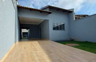 Imagem: A casa possui 2 Dormitórios, 1 Banheiro, 2 Vagas na garagem