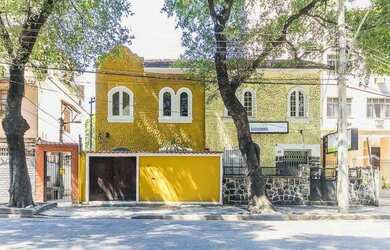 Imagem: A casa à venda possui 2 Dormitórios, 2 Banheiros, 1 Vaga na