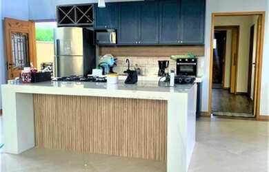 Imagem: A casa em condomínio possui 4 Dormitórios, 4 Banheiros, 2