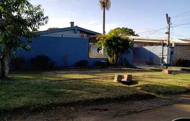 Imagem: A casa possui 3 Dormitórios, 2 Banheiros, 2 Vagas na garagem