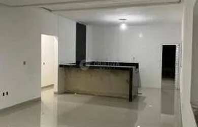 Imagem: A casa possui 3 Dormitórios, 2 Banheiros, 5 Vagas na garagem