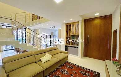 Imagem: A casa possui 3 Dormitórios, 4 Banheiros, 329m² de Área e