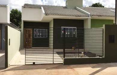 Imagem: A casa possui 2 Dormitórios, 2 Banheiros, 2 Vagas na garagem