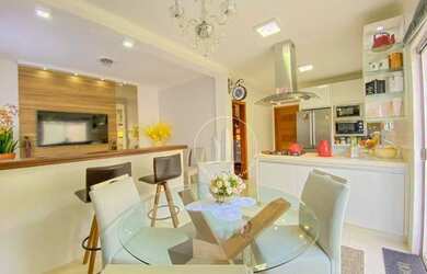 Imagem: A casa possui 3 Dormitórios, 4 Banheiros, 2 Vagas na garagem