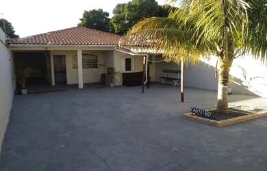 Imagem: A casa possui 2 Dormitórios, 2 Banheiros, 4 Vagas na garagem