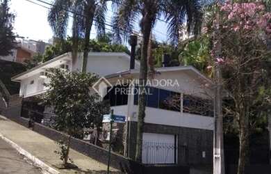 Imagem: A casa possui 1 Banheiro, 3 Vagas na garagem, 318m² de Área