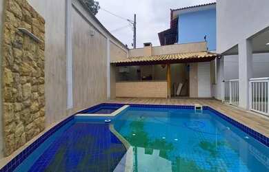 Imagem: A casa possui 4 Dormitórios, 5 Banheiros, 3 Vagas na garagem