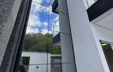 Imagem: A casa possui 3 Dormitórios, 3 Banheiros, 2 Vagas na garagem