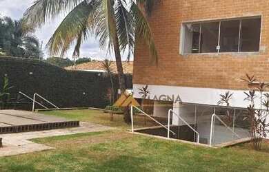 Imagem: O depósito possui 5 Vagas na garagem, 421m² de Área e está