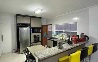 Imagem: A casa possui 3 Dormitórios, 2 Banheiros, 1 Vaga na garagem