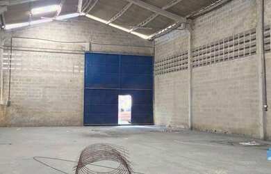 Imagem: O depósito possui 2 Vagas na garagem, 300m² de Área e está