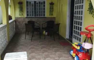 Imagem: A casa possui 2 Dormitórios, 2 Banheiros, 2 Vagas na garagem