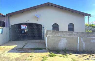 Imagem: A casa possui 3 Dormitórios, 2 Banheiros, 75m² de Área e