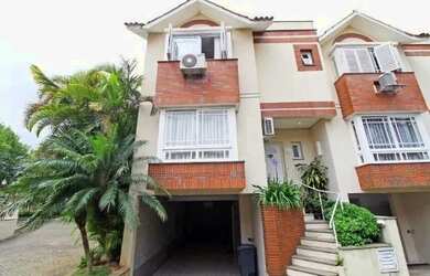 Imagem: A casa em condomínio possui 3 Dormitórios, 1 Banheiro, 2 Vagas