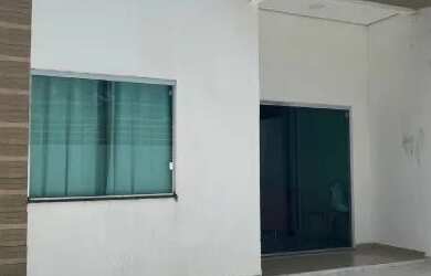 Imagem: A casa possui 4 Dormitórios, 2 Banheiros, 2 Vagas na garagem