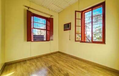 Imagem: A casa possui 4 Dormitórios, 1 Banheiro, 4 Vagas na garagem