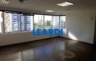 Imagem: O depósito possui 2 Vagas na garagem, 66m² de Área e está