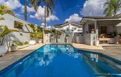 Imagem: A casa possui 4 Dormitórios, 5 Banheiros, 5 Vagas na garagem