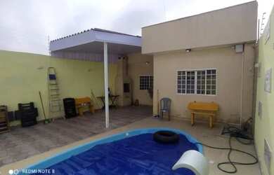 Imagem: A casa possui 2 Dormitórios, 1 Banheiro, 2 Vagas na garagem