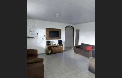 Imagem: A casa possui 3 Dormitórios, 2 Banheiros, 1 Vaga na garagem