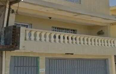 Imagem: A casa possui 3 Dormitórios, 1 Banheiro, 2 Vagas na garagem