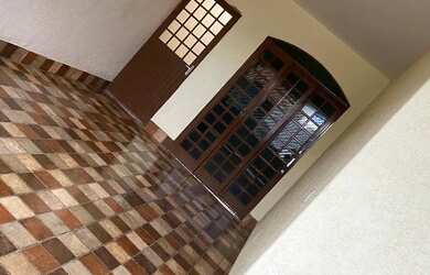 Imagem: A casa possui 3 Dormitórios, 2 Banheiros, 1 Vaga na garagem