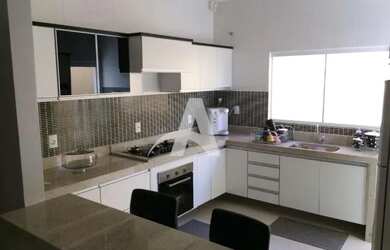 Imagem: A casa possui 3 Dormitórios, 2 Banheiros, 1 Vaga na garagem