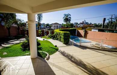 Imagem: A casa possui 4 Dormitórios, 2 Banheiros, 2 Vagas na garagem