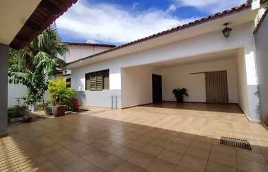 Imagem: A casa possui 4 Dormitórios, 2 Banheiros, 4 Vagas na garagem