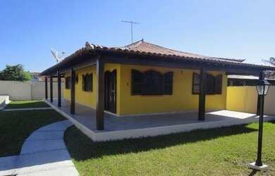 Imagem: A casa possui 3 Dormitórios, 2 Banheiros, 2 Vagas na garagem