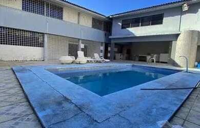 Imagem: A casa possui 4 Dormitórios, 4 Banheiros, 5 Vagas na garagem