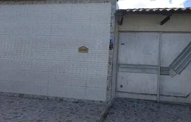 Imagem: A casa possui 2 Dormitórios, 2 Banheiros, 2 Vagas na garagem