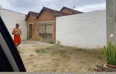 Imagem: A casa possui 2 Dormitórios, 2 Banheiros e está localizado