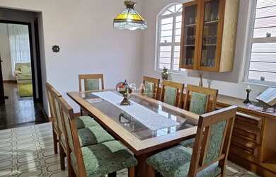 Imagem: A casa possui 3 Dormitórios, 1 Banheiro, 220m² de Área e