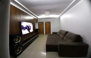 Imagem: A casa possui 3 Dormitórios, 1 Banheiro, 3 Vagas na garagem