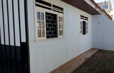 Imagem: A casa possui 2 Dormitórios, 1 Banheiro, 1 Vaga na garagem