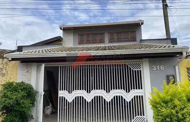 Imagem: A casa possui 3 Dormitórios, 4 Banheiros, 2 Vagas na garagem