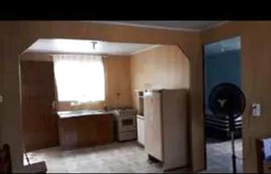 Imagem: A casa possui 2 Dormitórios, 1 Banheiro, 1 Vaga na garagem