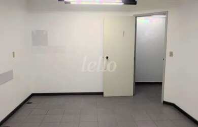 Imagem: O depósito possui 4 Vagas na garagem e 306m² de Área e está