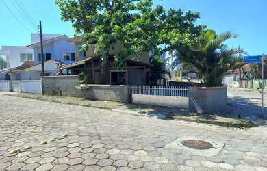 Imagem: A casa em condomínio possui 3 Dormitórios, 2 Banheiros e 3