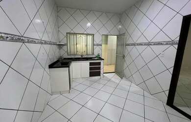 Imagem: A casa possui 3 Dormitórios, 2 Banheiros, 2 Vagas na garagem