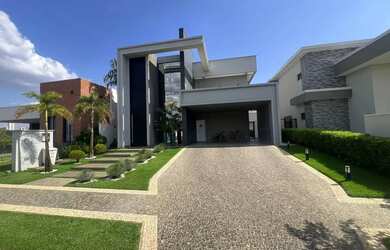 Imagem: A casa possui 4 Dormitórios, 1 Banheiro, 3 Vagas na garagem